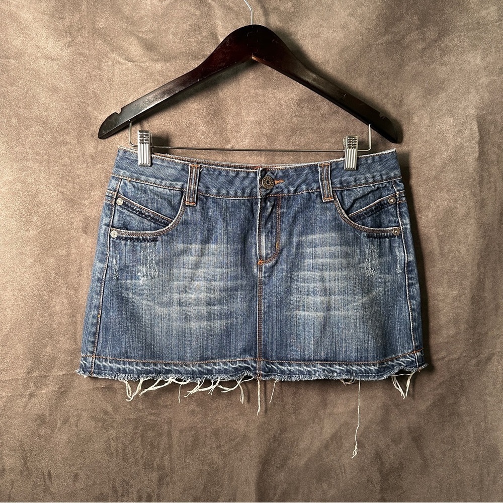 Chip & Pepper Oceanside Denim Mini Skirt Low Rise Raw Hem Medium Wash Jrs 9 Y2K - Picture 3 of 12
